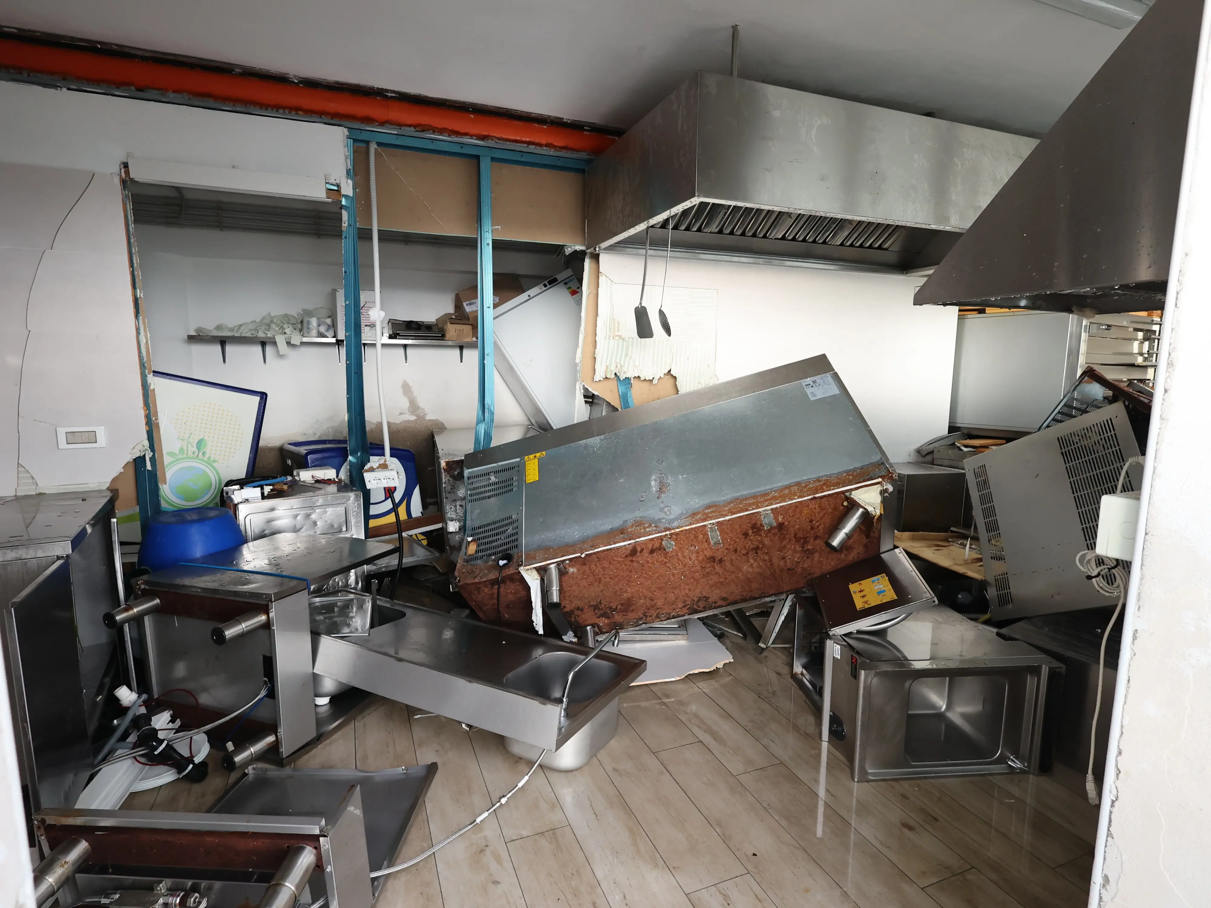 La forte mareggiata di questa mattina, venerdì 27 ottobre, ha distrutto il noto stabilimento balneare di Trieste “Sticco”, che si trova a un centinaio di metri dal castello di Miramare. Stimati 250mila euro di danni. Le onde hanno divelto alcune strutture che assicuravano la struttura sugli scogli e lungo la strada, hanno inoltre sfasciato arredi e altre componenti dell'impianto. La mareggiata ha anche trascinato in acqua sdraio, sedie e altri oggetti che erano custoditi nello stabilimento. Nella zona della Pineta di Barcola invece la furia delle onde ha divelto la pavimentazione. Foto di Andrea Lasorte: