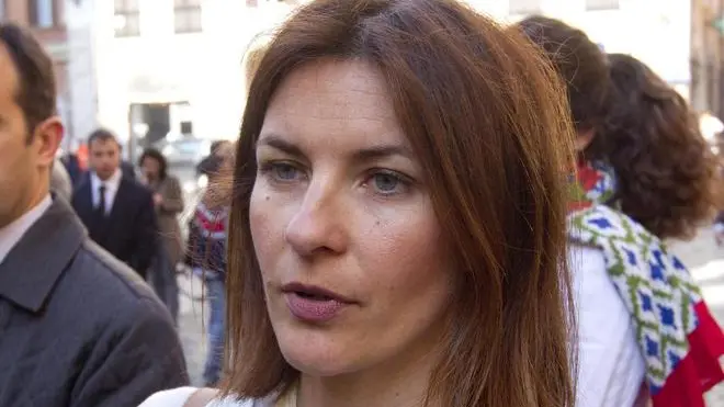 Alessandra Moretti al suo ingresso al teatro Capranica per l'assemblea dei gruppi parlamentari del Pd, in piazza Montecitorio, a Roma, 19 aprile 2013. ANSA/CLAUDIO PERI