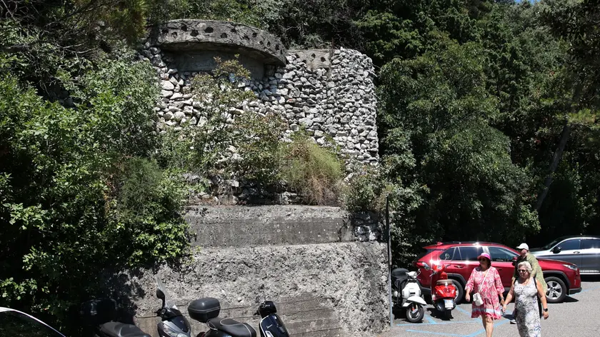 Il bunker nel parco di Miramare (Lasorte)