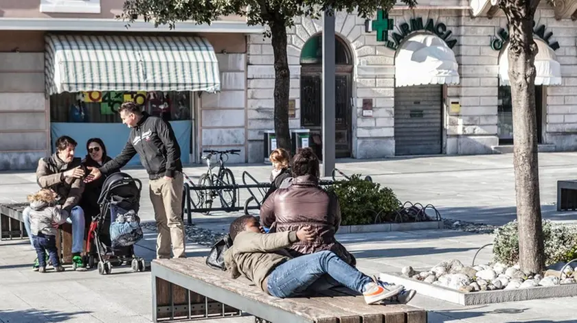 Bonaventura Monfalcone, 14/02/2017 Piazza della Repubblica, gente seduta sulle panchine rimaste Foto di Roberto Coco - La menzione dell'autore è obbligatoria