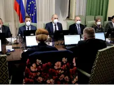 Nella foto d'archivio una riunione del governo sloveno, lo scorso aprile, con il premier Jansa al centro durante l'emergenza coronavirus. Ora la preoccupazione è tornata a crescere