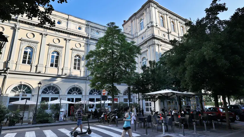 Gli spazi davanti al Rossetti e la scalinata in via Strehler Foto Lasorte