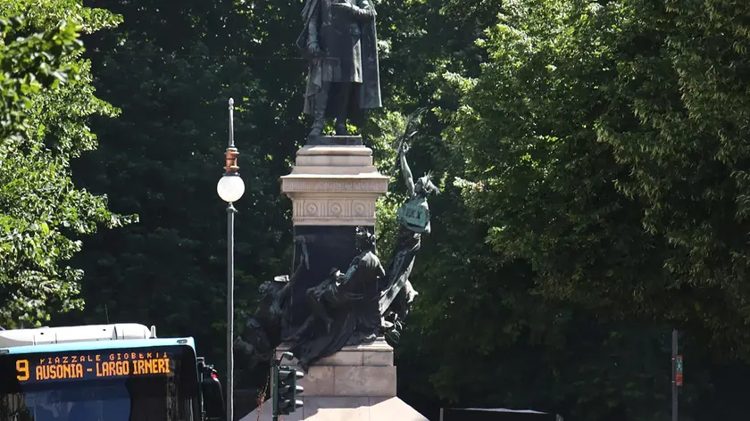 In mezzo la statua di bronzo con i doppi basamenti di pietra a Domenico Rossetti, fra la strada omonima all’incrocio delle vie Battisti e Giulia, nell'articolo le foto dei particolari dell’imponente monumento Fotoservizio Andrea Lasorte