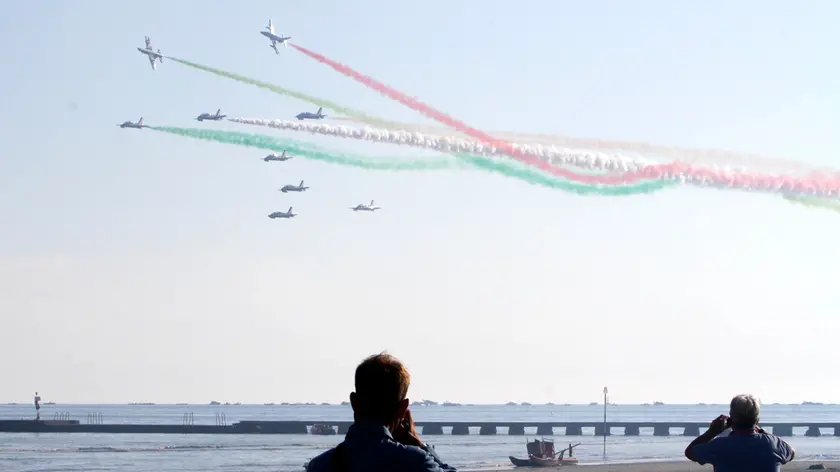 Le Frecce Tricolori in volo sopra la spiaggia di Grado (foto Bonaventura)