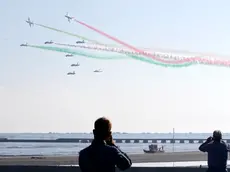 Le Frecce Tricolori in volo sopra la spiaggia di Grado (foto Bonaventura)