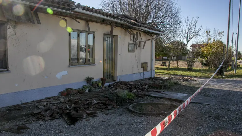 Gli ingenti danni strutturali provocati dall’incendio nella casa di via Galopeti a Staranzano e il tetto sfondato Foto Bonaventura