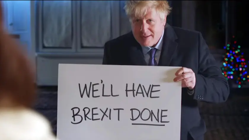 Fermo immagine di un video spot trasmesso su Youtube in cui il premier britannico Boris Johnson interpreta un personaggio del film Love Actually (L'amore davvero) rivolgendosi ad una simbolica elettrice ed esponendo cartelli con slogan e promesse sul dopo Brexit, 10 dicembre 2019. ANSA/YOUTUBE