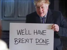 Fermo immagine di un video spot trasmesso su Youtube in cui il premier britannico Boris Johnson interpreta un personaggio del film Love Actually (L'amore davvero) rivolgendosi ad una simbolica elettrice ed esponendo cartelli con slogan e promesse sul dopo Brexit, 10 dicembre 2019. ANSA/YOUTUBE