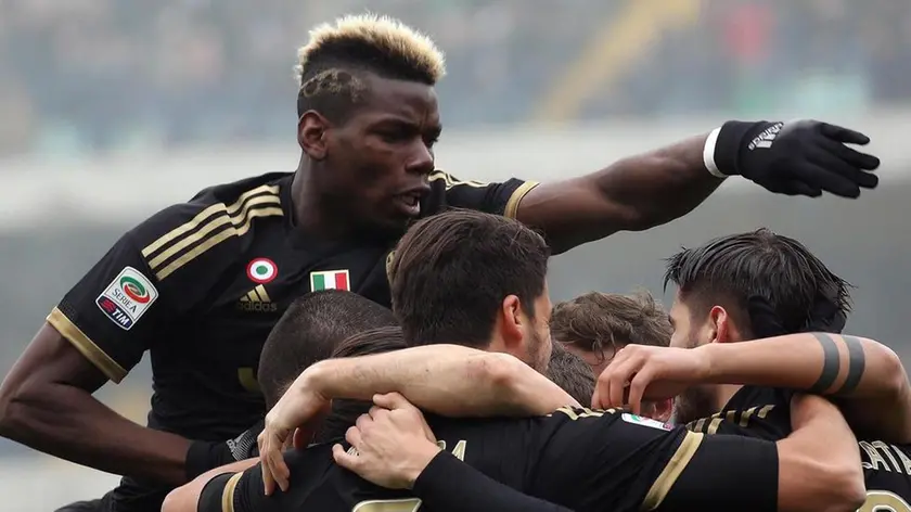 Juventus' Alvaro Morata (C) celebrated by his teammates after scoring the goal during the Italian Serie A soccer match AC Chievo Verona vs Juventus FC at Bentegodi stadium in Verona, Italy, 31 January 2016. ANSA/FILIPPO VENEZIA