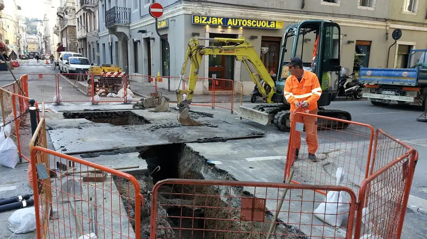 I tecnici Acegas al lavoro per riparare il tubo scoppiato in via Milano (Lasorte)