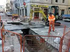 I tecnici Acegas al lavoro per riparare il tubo scoppiato in via Milano (Lasorte)