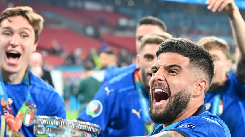 epa09339029 Lorenzo Insigne of Italy celebrates with the trophy after winning the UEFA EURO 2020 final between Italy and England in London, Britain, 11 July 2021. EPA/Paul Ellis / POOL (RESTRICTIONS: For editorial news reporting purposes only. Images must appear as still images and must not emulate match action video footage. Photographs published in online publications shall have an interval of at least 20 seconds between the posting.)