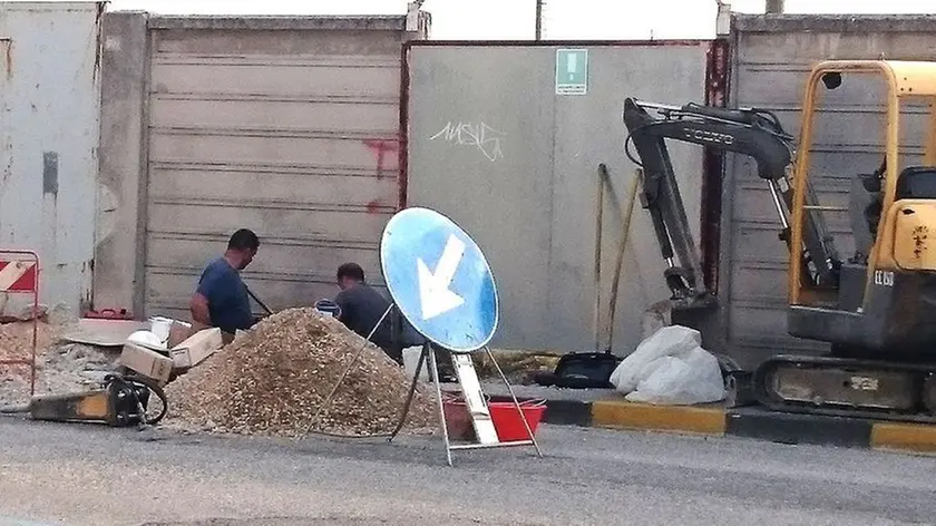 Dopo il black-out si lavora in viale dello Sport, all'isola della Schiusa (foto Boemo)