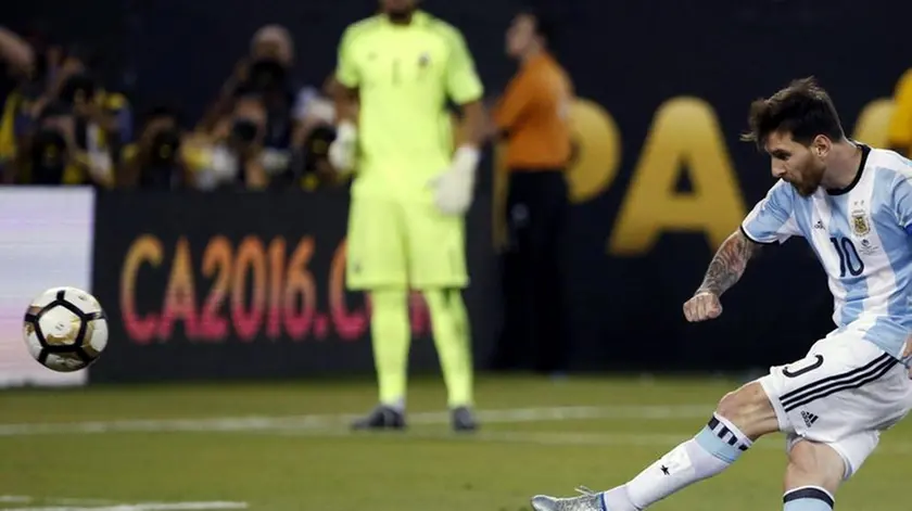 epa05393720 Argentina midfielder Lionel Messi (R) attempts his penalty kick during the COPA America Centenario USA 2016 Cup final soccer match between Argentina and Chile at the MetLife Stadium in East Rutherford, New Jersey, USA, 26 June 2016. After the match, Messi anncounced that he will be retiring from international soccer. EPA/JASON SZENES
