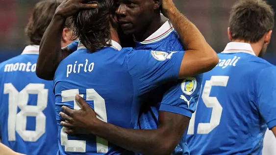Andrea Pirlo abbraccia Mario Balotelli - Nazionale italiana di Calcio