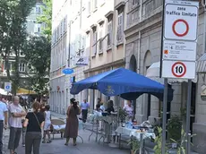 FOTO BRUNI TRIESTE 29 07 08 I COMMERCIANTI BRINDANO ALLA CHIUSURA DI VIA NORDIO E VIA DEL TORO