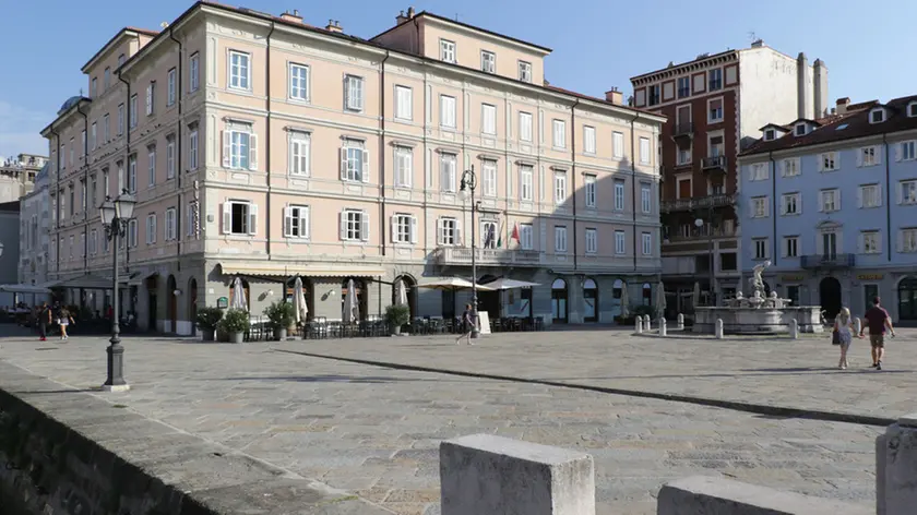 Lo storico palazzo di piazza Ponterosso che ospita il quartier generale dell’Università popolare di Trieste