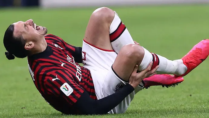 Zlatan Ibrahimovic a terra dolorante per infortunio - Milan Calcio