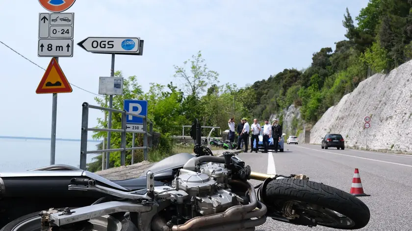 Le due moto - una in primo piano e l'altra sullo sfondo - coinvolte nello schianto (Fotogallery di Massimo Silvano)
