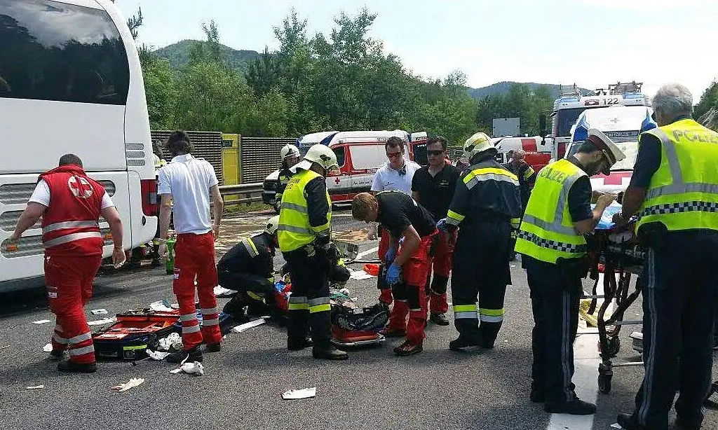 I soccorsi dopo l'incidente sull'autostrada A2 alle porte di Vienna (foto dal sito Kleine Zeitung)