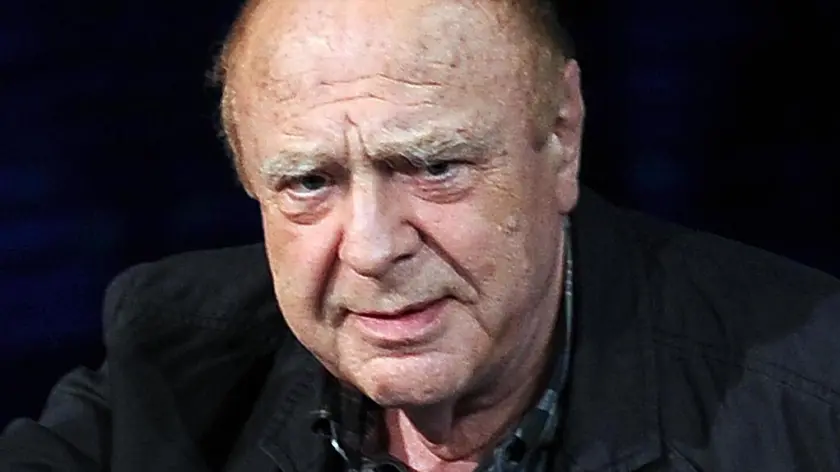 Lo scrittore Alberto Bevilacqua a Milano in una foto del 2 aprile 2012 . ANSA/DANIEL DAL ZENNARO