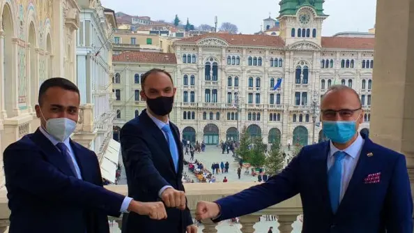 Da sinistra i ministri degli Esteri di Italia (Luigi Di Maio), Slovenia (Anže Logar) e Croazia (Gordan Grlić Radman) al summit del 19 dicembre a Trieste. In questa foto di Francesco Bruni si danno la mano, Covid permettendo, davanti alla Prefettura in piazza Unità