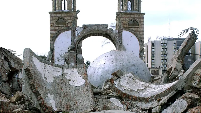 8 aprile 2003, la cattedrale di Jacova in Kosovo (Foto Mimmo Frassineti /AGF)