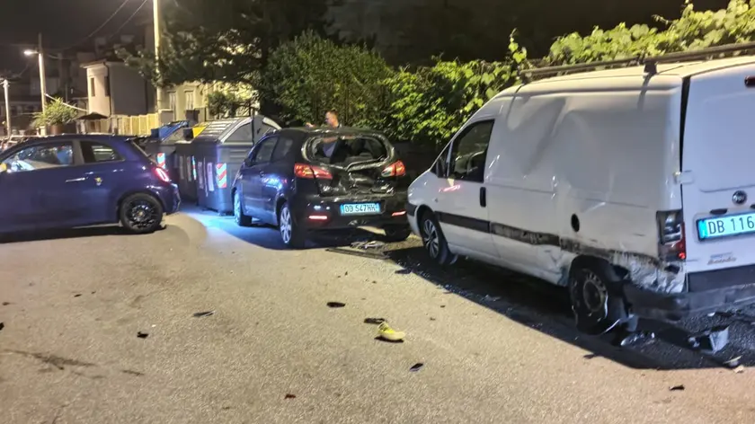Le auto in sosta dopo lo schianto