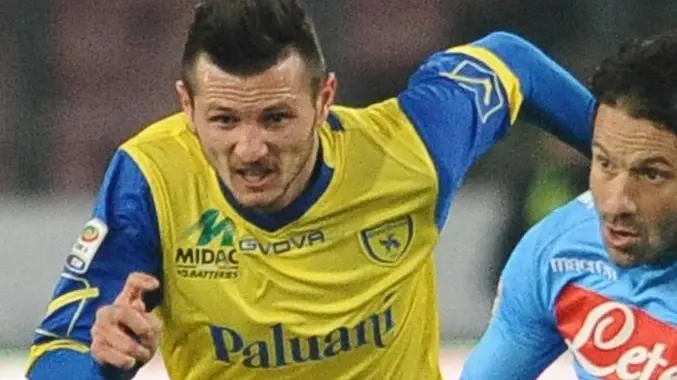 Napoli's Gianluca Grava (R) fights for the ball with Chievo-Verona Cyril Thereau during their serie A match Napoli vs Chievo at San Paolo stadium in Naples, Italy, on 13 February 2012. ANSA / CIRO FUSCO