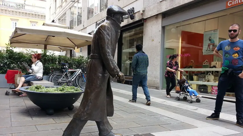 La statua di Umberto Saba attende da mesi di riavere pipa e bastone