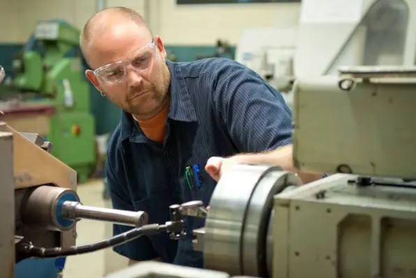 Un dipendente di un'azienda metalmeccanica