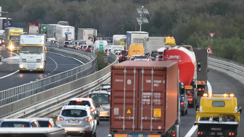 La coda formatasi sul raccordo in Carso dopo l'incidente (foto Lasorte)