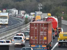 La coda formatasi sul raccordo in Carso dopo l'incidente (foto Lasorte)