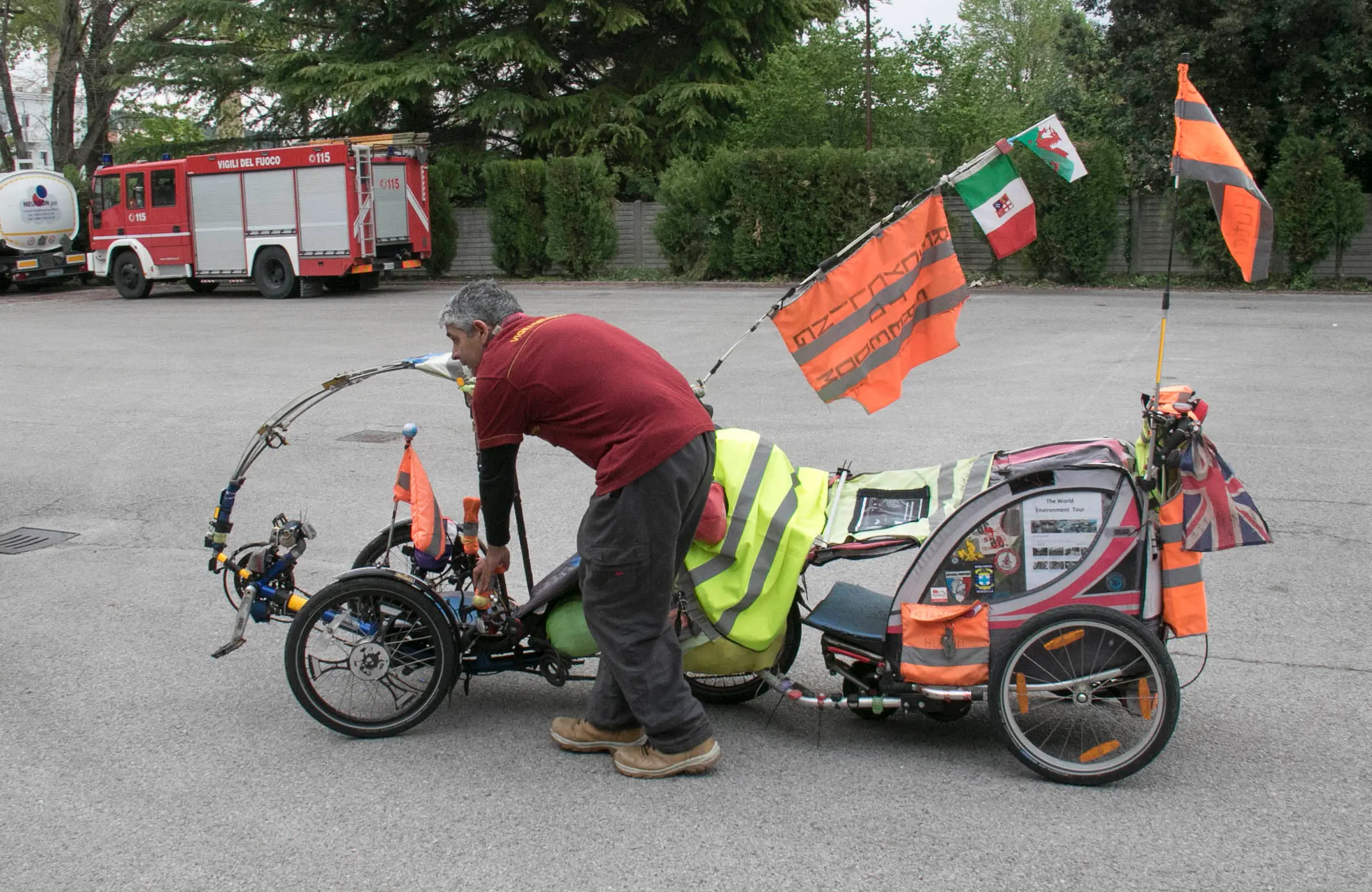 Bonaventura Monfalcone-13.04.2019 Giro del mondo in bicicletta di Martin Hutchinson e Starsky-Caserma di vigili del fuoco-Monfalcone-foto di Katia Bonaventura