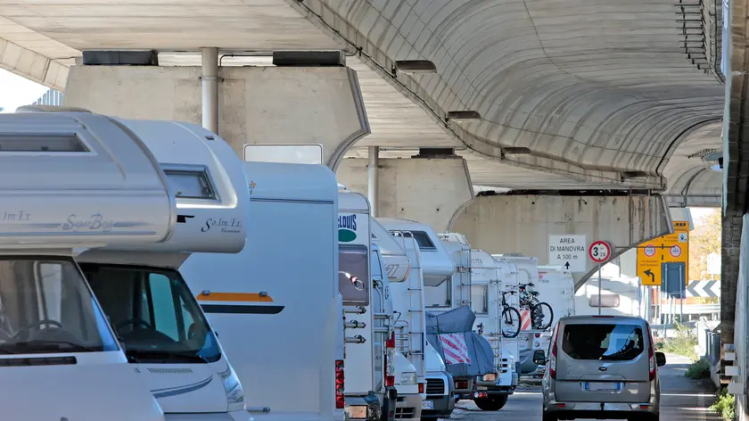 Camper in sosta sotto la Gvt (Silvano)