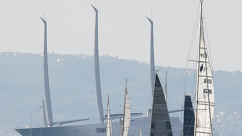 Lo Yacht A sullo sfondo durante la Barcolana 54. Foto Lasorte