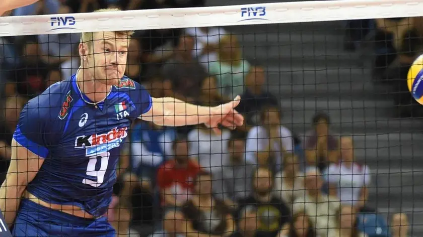 epa04390157 Taylor Sander (L) andi Maxwell Holt (C) of USA block the ball against Ivan Zaytsev (R) of Italy during the group D match between Italy and the USA of the FIVB Volleyball Men's World Championship 2014 at the Arena Krakow in Cracow, Poland, 07 September 2014. EPA/JACEK BEDNARCZYK POLAND OUT