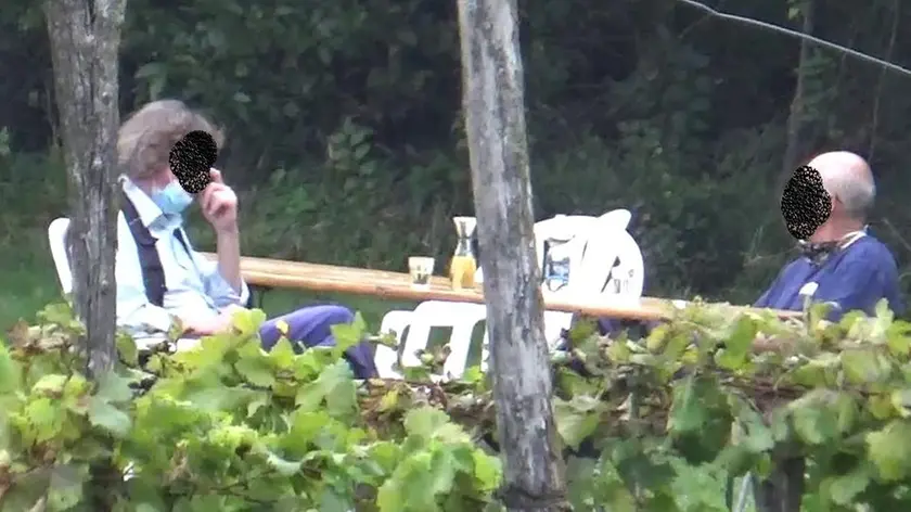 Due operai Asugi mentre assaporano un bicchiere di vino in osteria in orario di lavoro. (Foto Gdf)