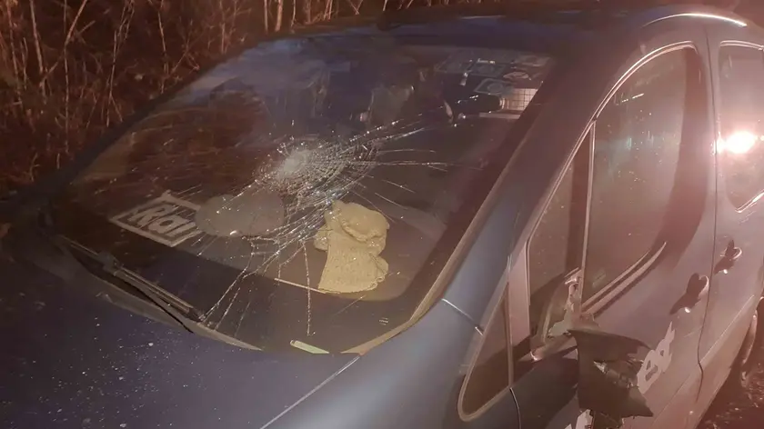 Una delle auto Rai danneggiate da ignoti