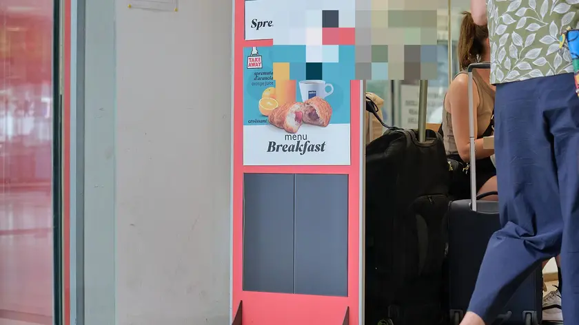 Il bar della stazione dove è stato abbandonato il trolley. Foto Massimo Silvano