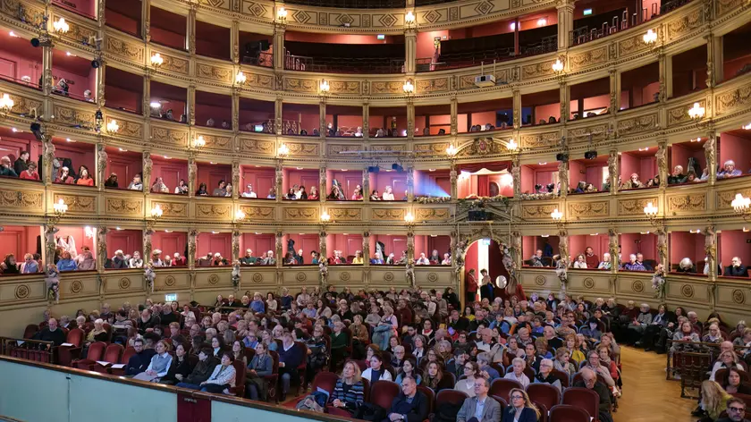 Il Teatro Verdi pieno per Lezioni di Storia (Silvano)