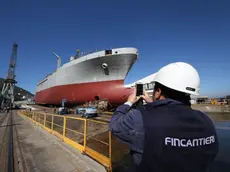 Un momento del varo nei cantieri Fincantieri di Castellammare di Stabia della nave militare per supporto logistico C6259, Castellammare di Stabia, 10 Aprile 2017. ANSA/CESARE ABBATE