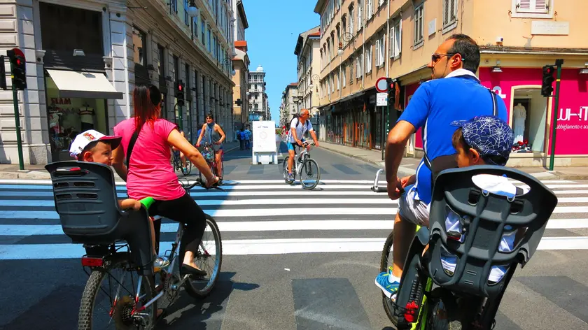 Ciclisti in via Mazzini