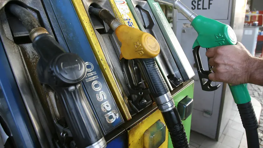 Una pompa di benzina in una foto di archivio