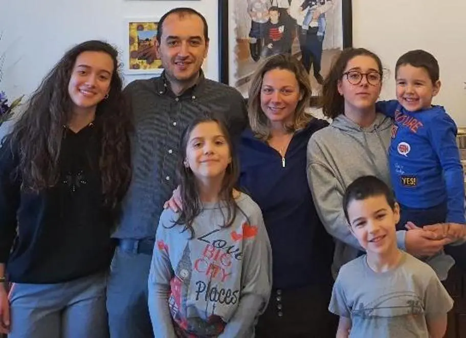Qui in alto la famiglia Pecoraro al gran completo. Dietro, da sinistra a destra Miriam, papà Giuseppe, mamma Lucia e Martina con in braccio la mascotte Francesco. Davanti ci sono Chiara e Davide.