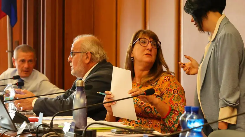 L'’assessore Del Sordi con il sindaco Ziberna, mentre la presidente Paoletti parla con il vicensindaco Gatta Foto Pierluigi Bumbaca