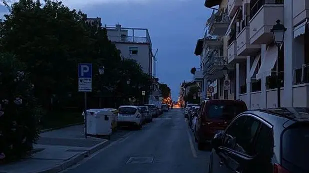 Nelle foto di Enrico Cester: salvataggio del frigo, porto e strade al buio