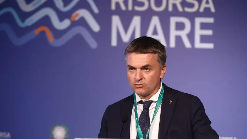 Il viceministro Rixi al Forum "Risorsa mare" a Trieste. Foto Lasorte