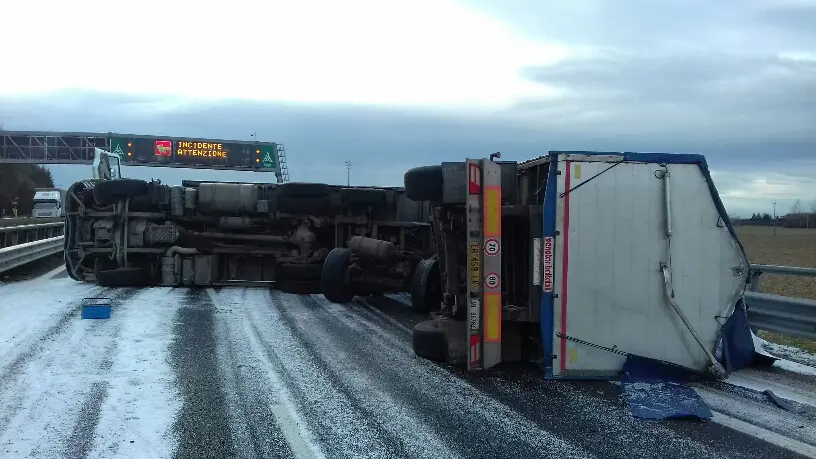 Il camion rovesciato sulla A28