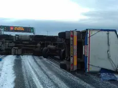 Il camion rovesciato sulla A28
